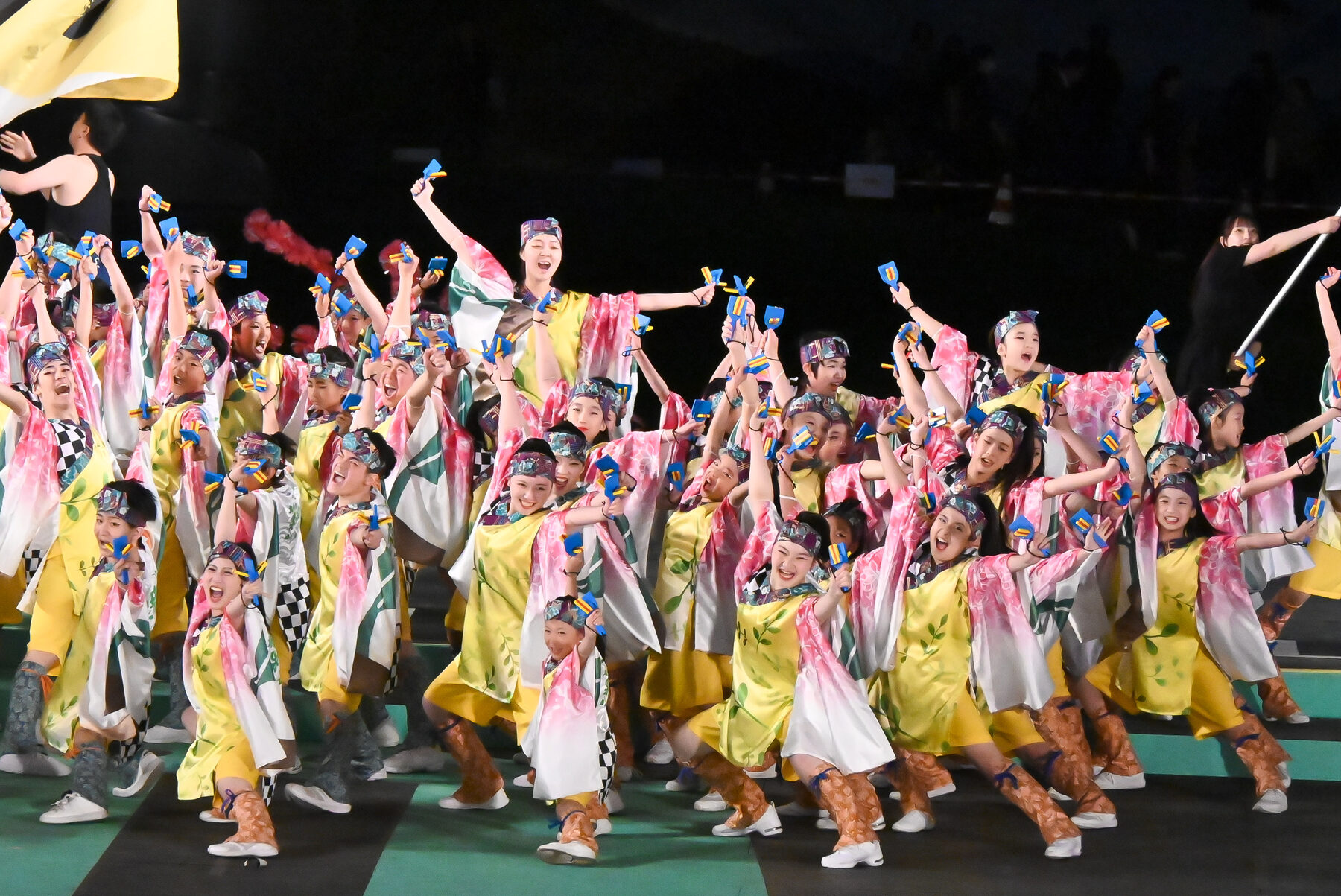 夜のステージで踊る劇団果実籠の子どもたち